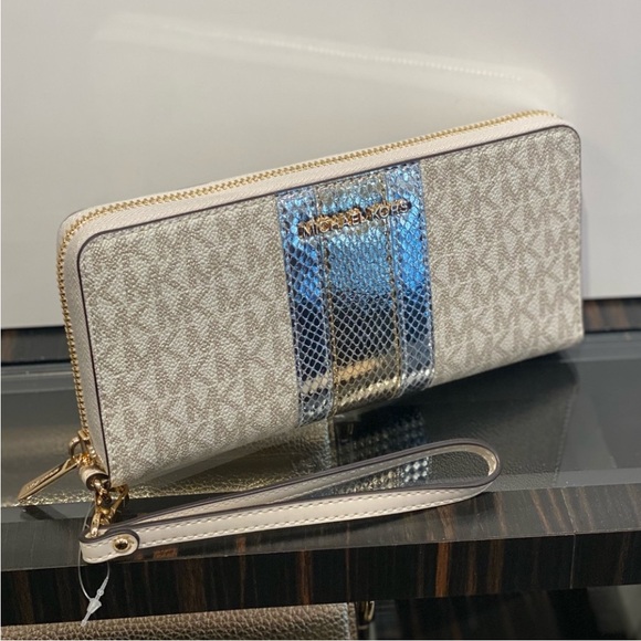 Michael Kors Jet Set
Travel Large Signature
Logo and Metallic Continental Wallet - Picture 6 of 13